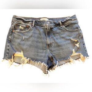 A&F the mom short mid rise jean short light wash size 33/16